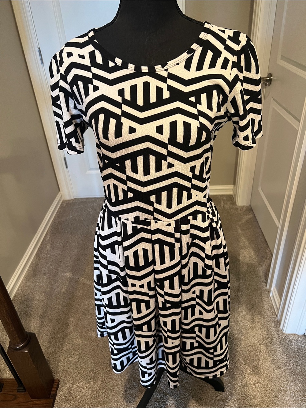 🔥2/$5 LuLaRoe Black and White Geometric Midi Dress with Short Sleeves